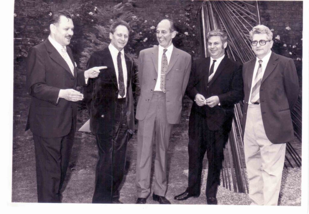 אהרון עם צוות שגרירות לונדון 1969