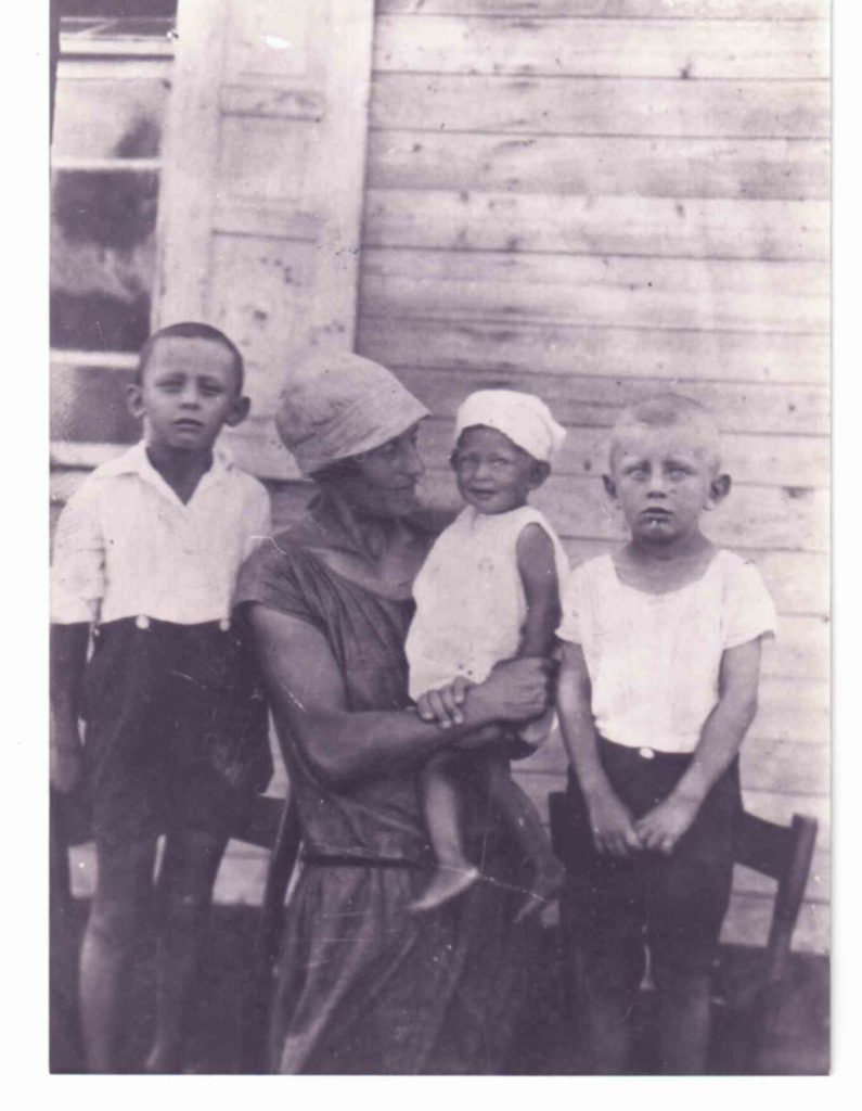 בן 7 עם אחיו מתי אחותו ואמו 1927