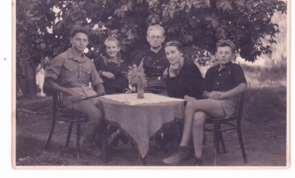 משפחת מגד ביום היציאה להכשרה 1938